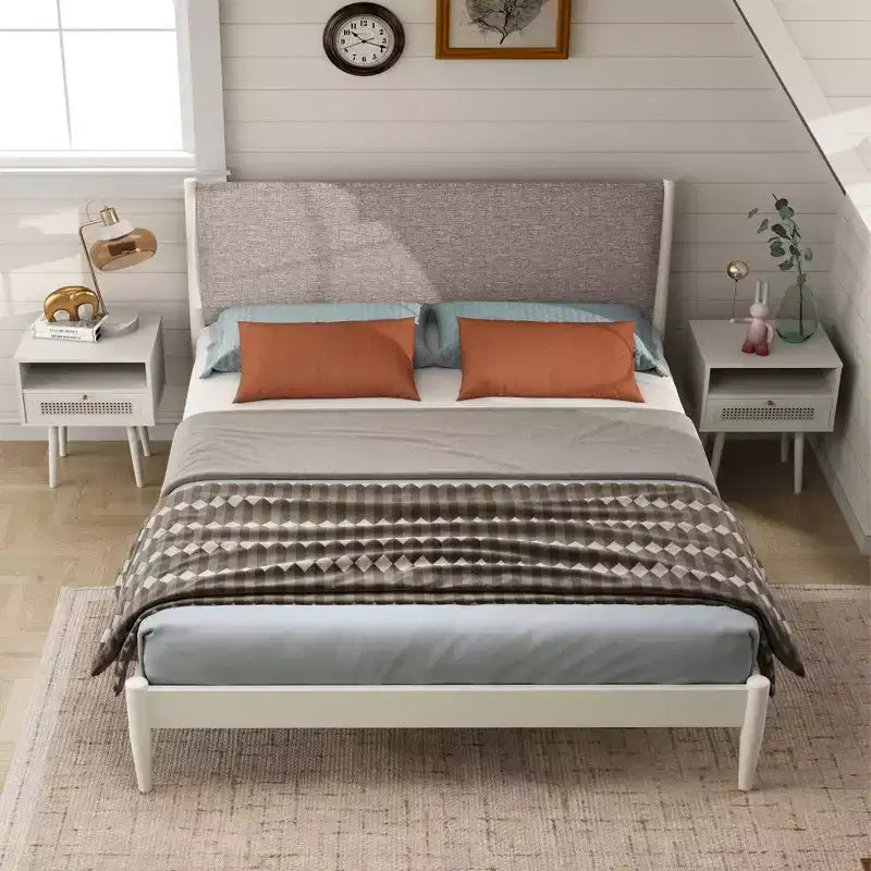 Ensemble de chambre Feeney 3 pièces, lit plateforme avec deux tables de chevet, blanc crème, grand lit