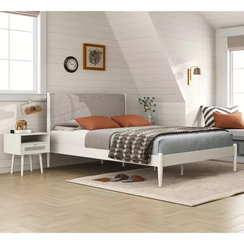 Ensemble de chambre Feeney 3 pièces, lit plateforme avec deux tables de chevet, blanc crème, grand lit