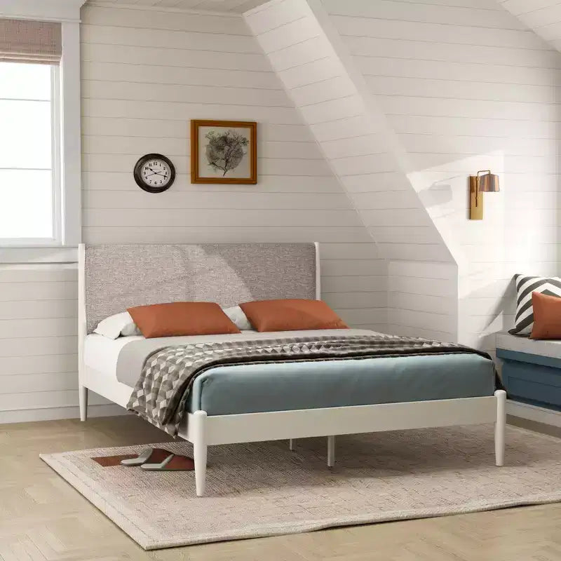 Ensemble de chambre Feeney 3 pièces, lit plateforme avec deux tables de chevet, blanc crème, grand lit